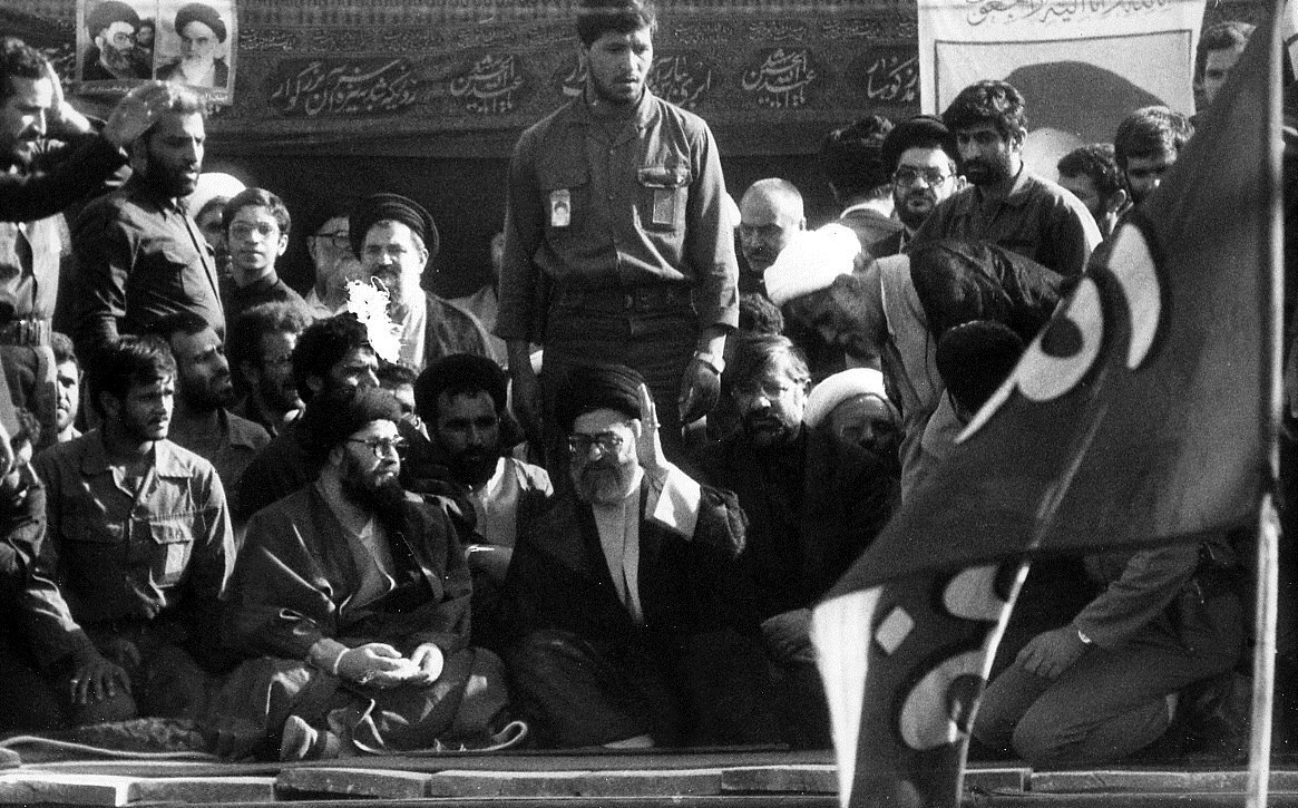 عکسی کمتر دیده شده از رهبر معظم انقلاب در ایام رحلت امام خمینی عکسی کمتر دیده شده از رهبر معظم انقلاب در ایام رحلت امام خمینی