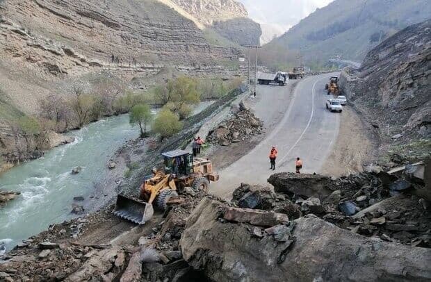 دفن برخی از تونلهای جاده چالوس زیر سنگ و گلولای! دفن برخی از تونلهای جاده چالوس زیر سنگ و گلولای!
