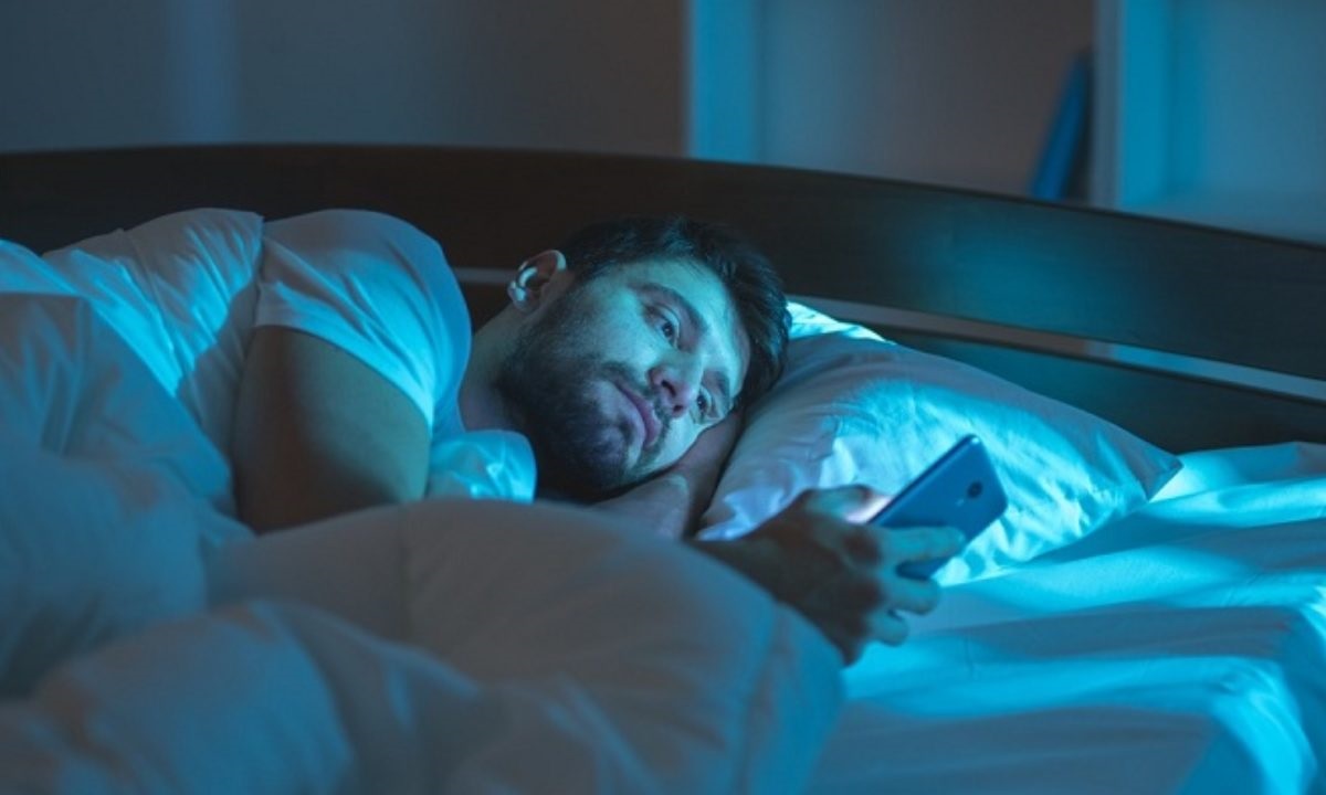 موقع خواب باید گوشی موبایل را چند متری خود بگذاریم؟ موقع خواب باید گوشی موبایل را چند متری خود بگذاریم؟