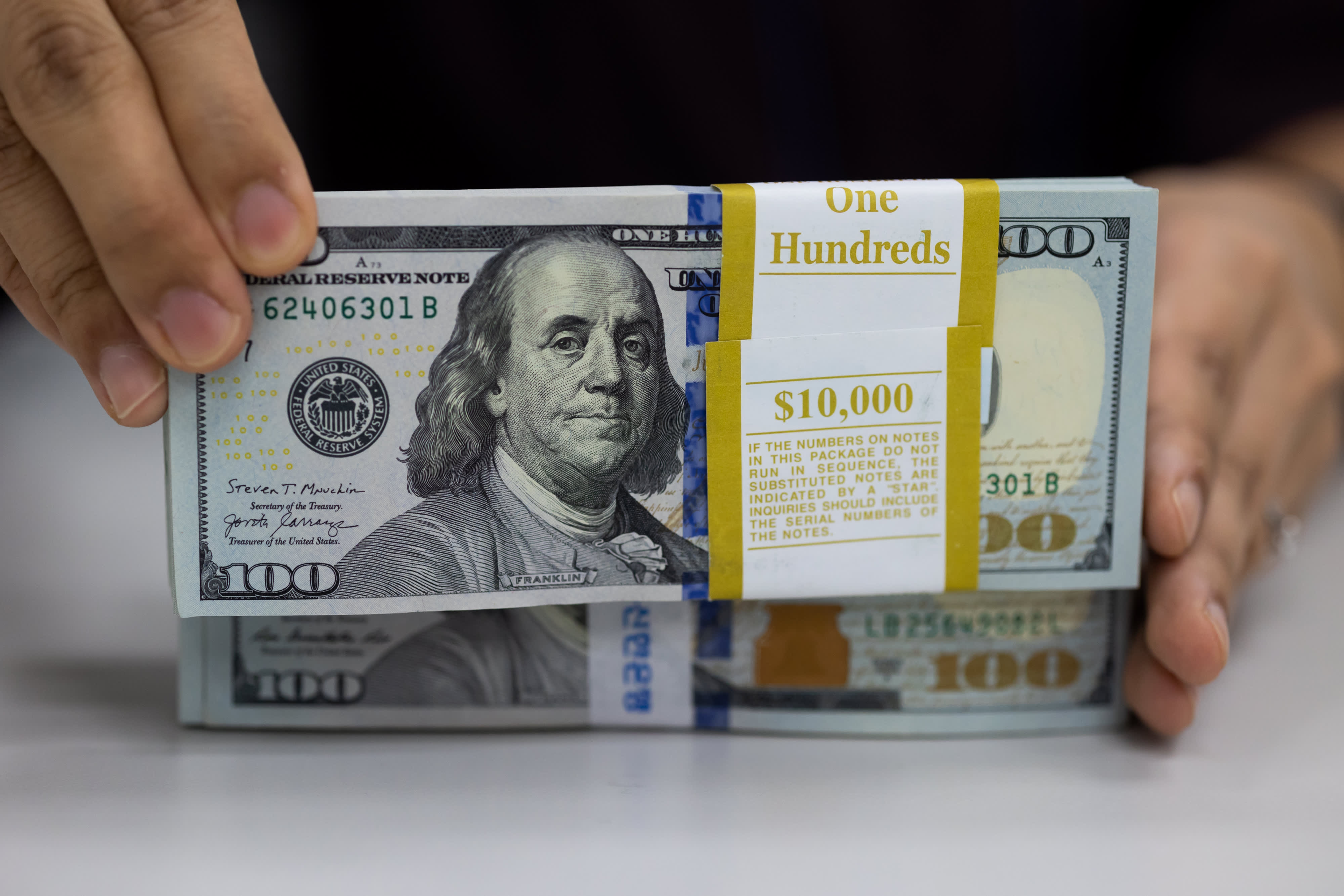 احمدینژاد در ۲سال پایانی دهه ۹۰ چقدر ارز به بازار ریخت؟ / داستان اختلاف ۸۴میلیارد دلاری! احمدینژاد در ۲سال پایانی دهه ۹۰ چقدر ارز به بازار ریخت؟ / داستان اختلاف ۸۴میلیارد دلاری!