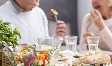 از عوارض نوشیدن آب همراه غذا چه میدانید؟ از عوارض نوشیدن آب همراه غذا چه میدانید؟