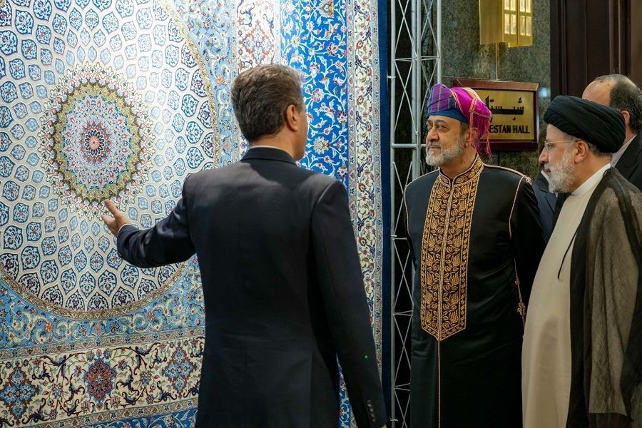 چرا سلطان عمان در تهران از عمامه بنفش استفاده کرد؟ چرا سلطان عمان در تهران از عمامه بنفش استفاده کرد؟