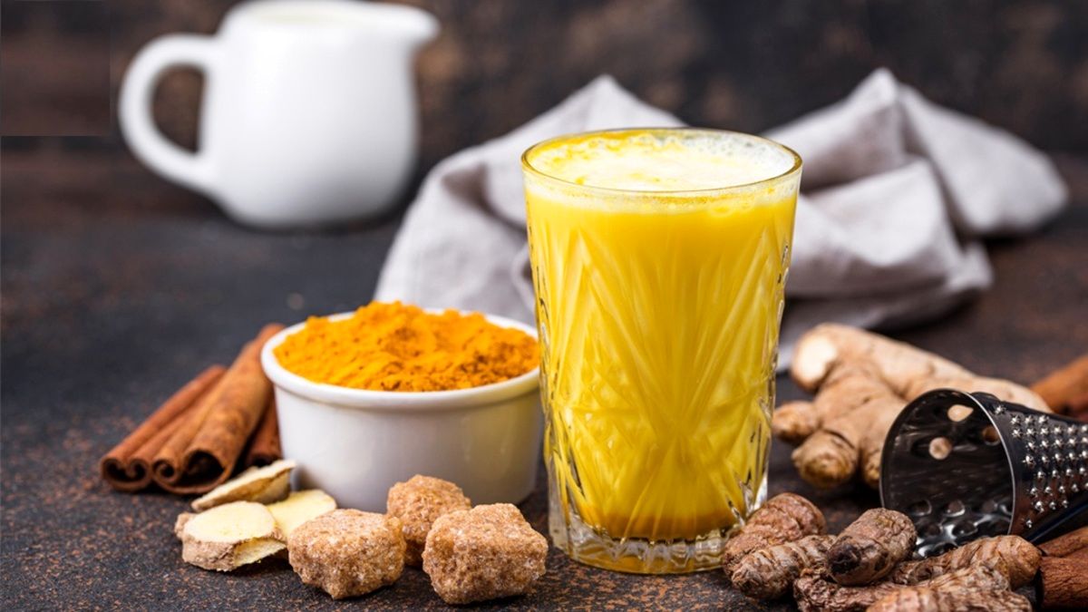 معجزه نوشیدن شیر با زردچوبه برای سلامتی بدن معجزه نوشیدن شیر با زردچوبه برای سلامتی بدن