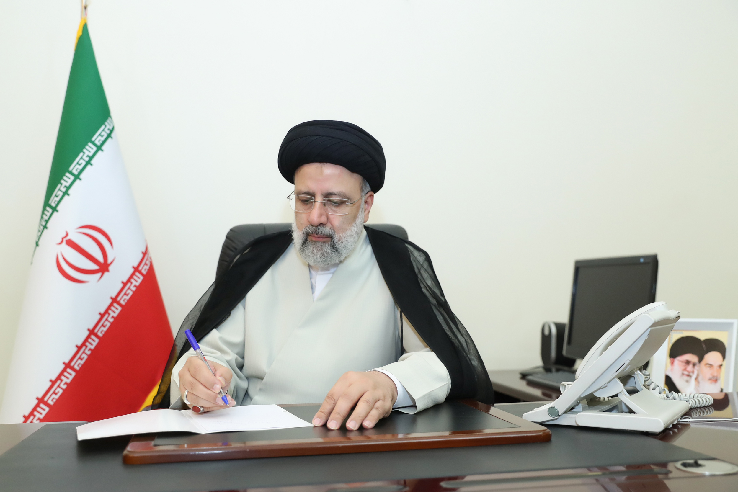 ابلاغ یک قانون گمرکی از سوی رییسجمهور ابلاغ یک قانون گمرکی از سوی رییسجمهور