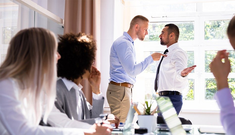 با این رفتارها در محیط کارتان بیارزش میشوید با این رفتارها در محیط کارتان بیارزش میشوید