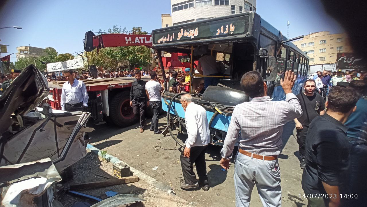 تصادف وحشتناک یک اتوبوس با خودروها در تبریز + عکس تصادف وحشتناک یک اتوبوس با خودروها در تبریز + عکس