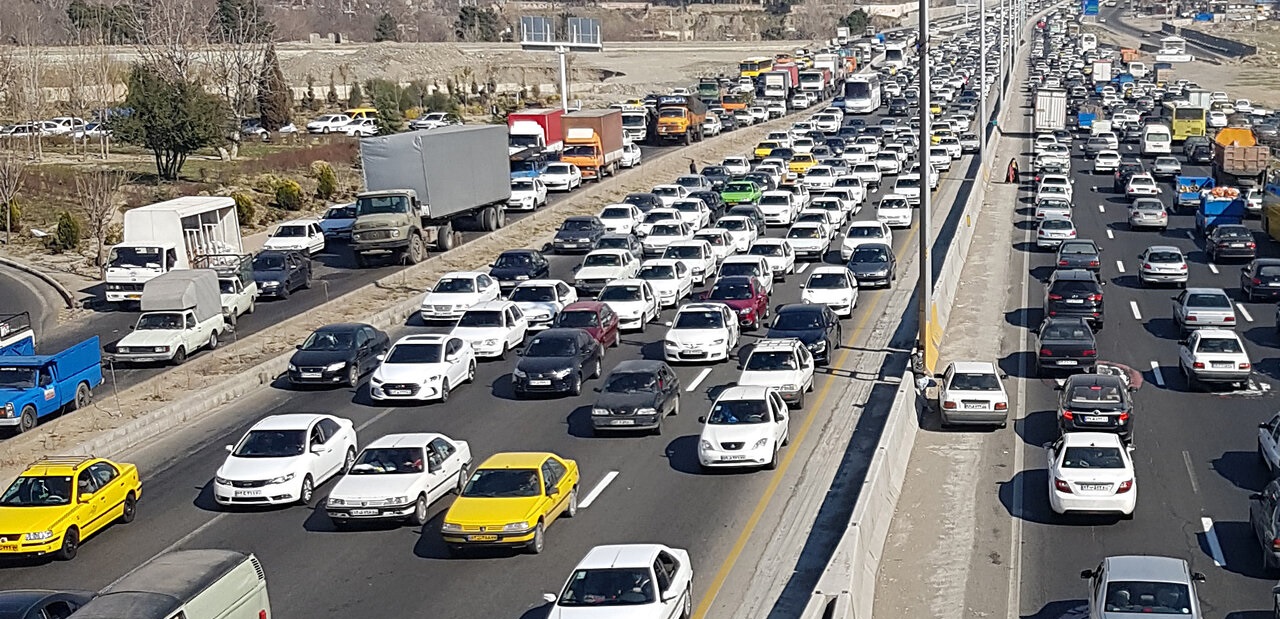 ترافیک در آزادراه قزوین - کرج نیمهسنگین است ترافیک در آزادراه قزوین - کرج نیمهسنگین است