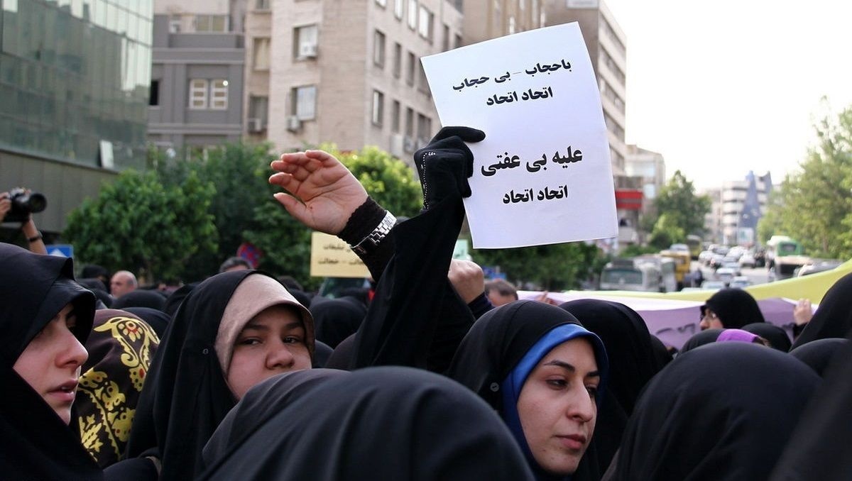 تجمع گروهی از افراد در انتقاد به بیحجابی مقابل مجلس تجمع گروهی از افراد در انتقاد به بیحجابی مقابل مجلس