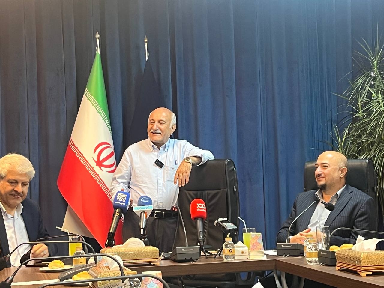 بازار سیاه، ناجی اقتصاد کشور!/ با قیمتگذاری حتی در بازار بنز هم بحران ایجاد میشود بازار سیاه، ناجی اقتصاد کشور!/ با قیمتگذاری حتی در بازار بنز هم بحران ایجاد میشود