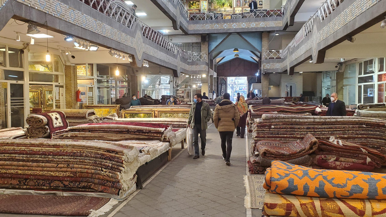 رفع تعهد ارزی مسیر دورزدن تحریمها را مسدود کرد/ فرشهای افغانستانی به ایران قاچاق و در بازار معامله میشود رفع تعهد ارزی مسیر دورزدن تحریمها را مسدود کرد/ فرشهای افغانستانی به ایران قاچاق و در بازار معامله میشود