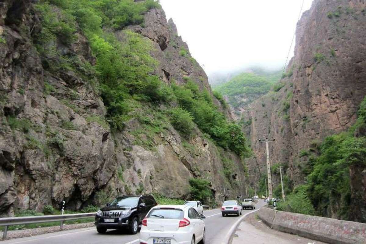 جاده چالوس در این مسیر یکطرفه شد جاده چالوس در این مسیر یکطرفه شد