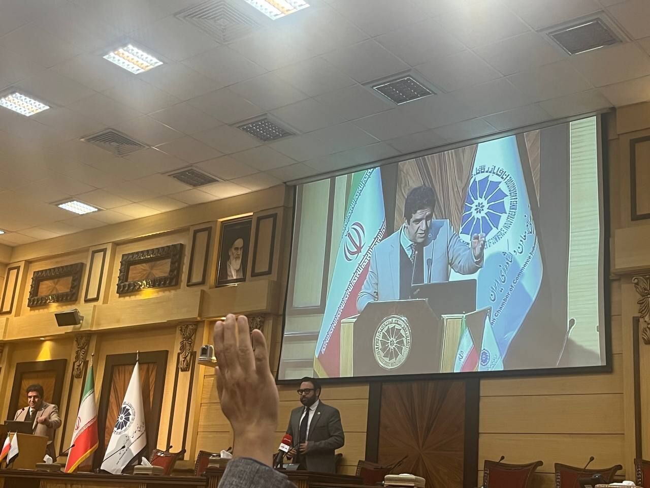 تلاشمان این است که بند ادب را حذف کنیم تلاشمان این است که بند ادب را حذف کنیم