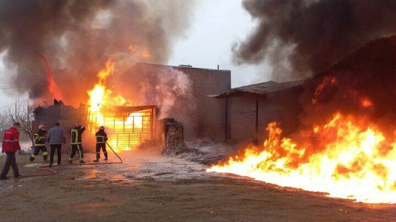 یک انبار لوازم تحریر در آتش سوخت یک انبار لوازم تحریر در آتش سوخت