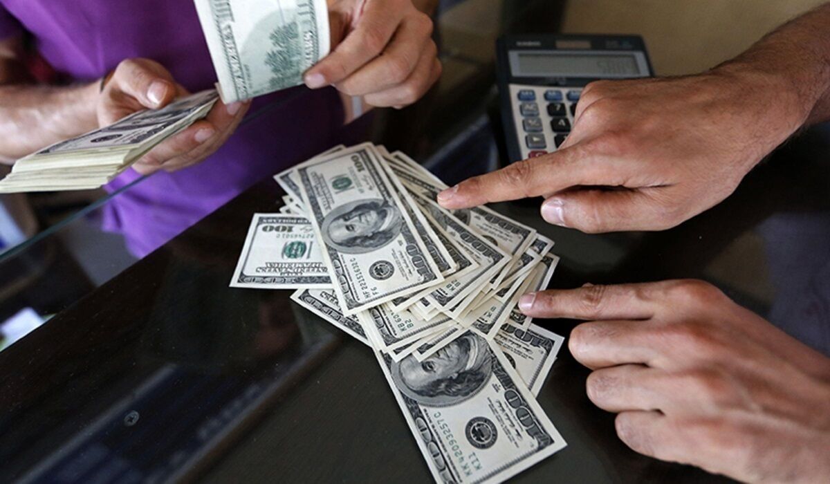 نوبتفروشی در شعبههای بانکی / تداوم هدررفت منابع ارزی با سیاست بانک مرکزی نوبتفروشی در شعبههای بانکی / تداوم هدررفت منابع ارزی با سیاست بانک مرکزی