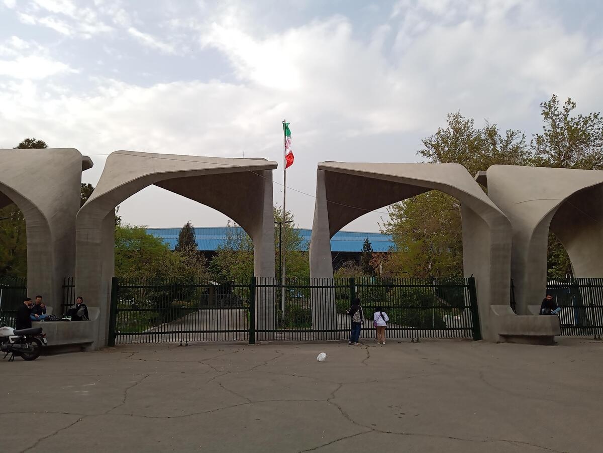 خوابگاه پسران دانشگاه تهران آتش گرفت! خوابگاه پسران دانشگاه تهران آتش گرفت!
