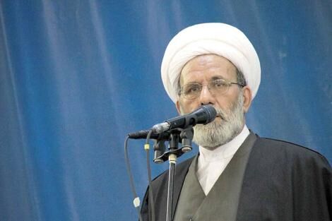 امام جمعه موقت مشهد: دلربایی و طنازی زنان می تواند تقوای اجتماعی را از بین ببرد