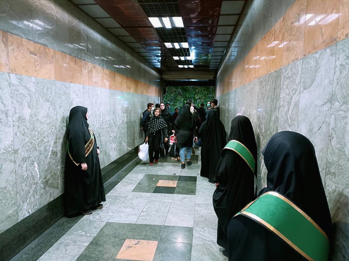 روایت یک خانم از رفتار حجاببانهای مترو تهران: برخلاف ادعای رسانهها نگاه و لحنشان مهربانانه نبود / با خشونت به سمتم آمدند؛ مدرک شناسایی هم خواستند روایت یک خانم از رفتار حجاببانهای مترو تهران: برخلاف ادعای رسانهها نگاه و لحنشان مهربانانه نبود / با خشونت به سمتم آمدند؛ مدرک شناسایی هم خواستند