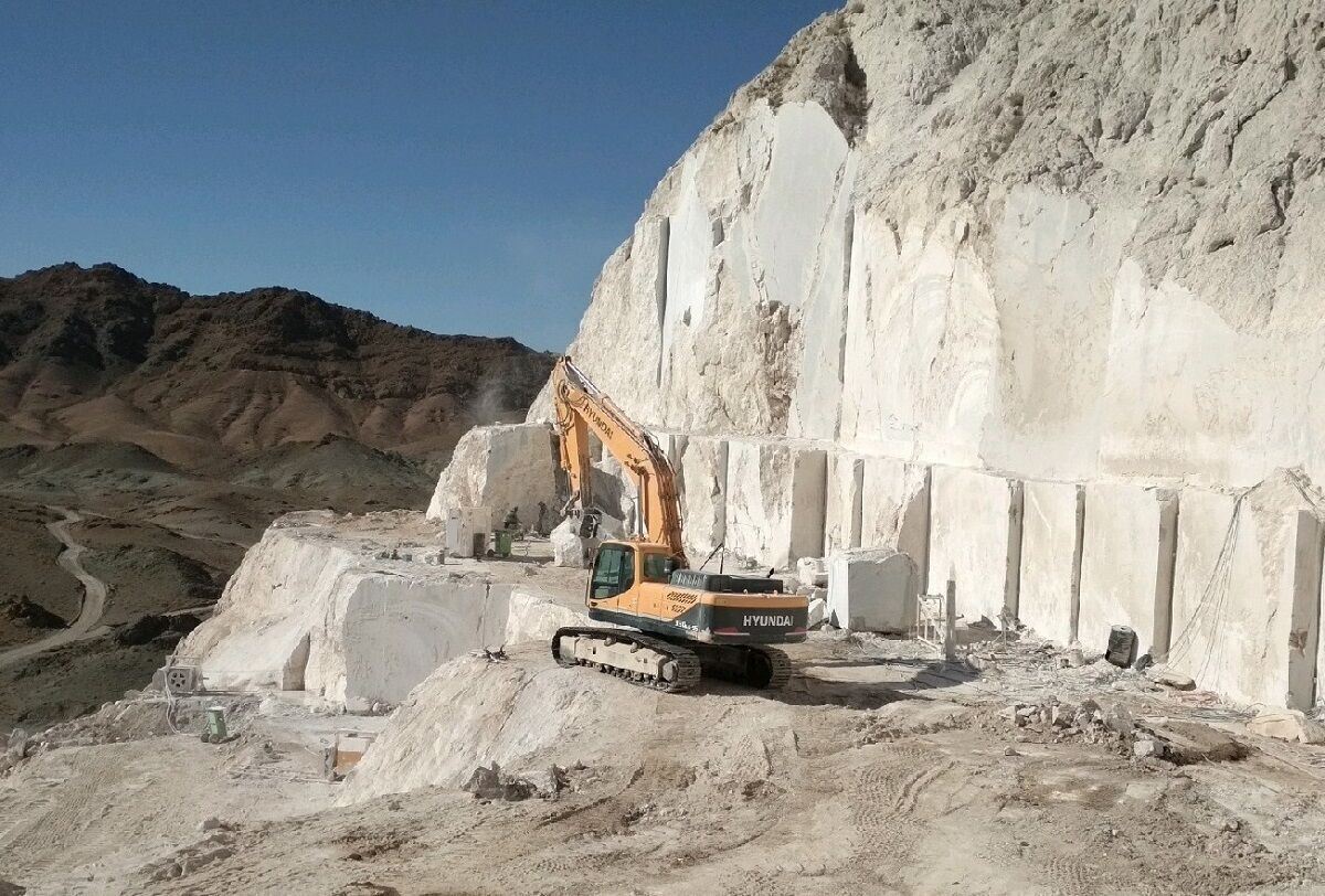 درآمدزایی دولت و فشار به معادن متوسط و کوچک / بهانه های مختلف دولت برای سودجویی بیشتر از معادن درآمدزایی دولت و فشار به معادن متوسط و کوچک / بهانه های مختلف دولت برای سودجویی بیشتر از معادن