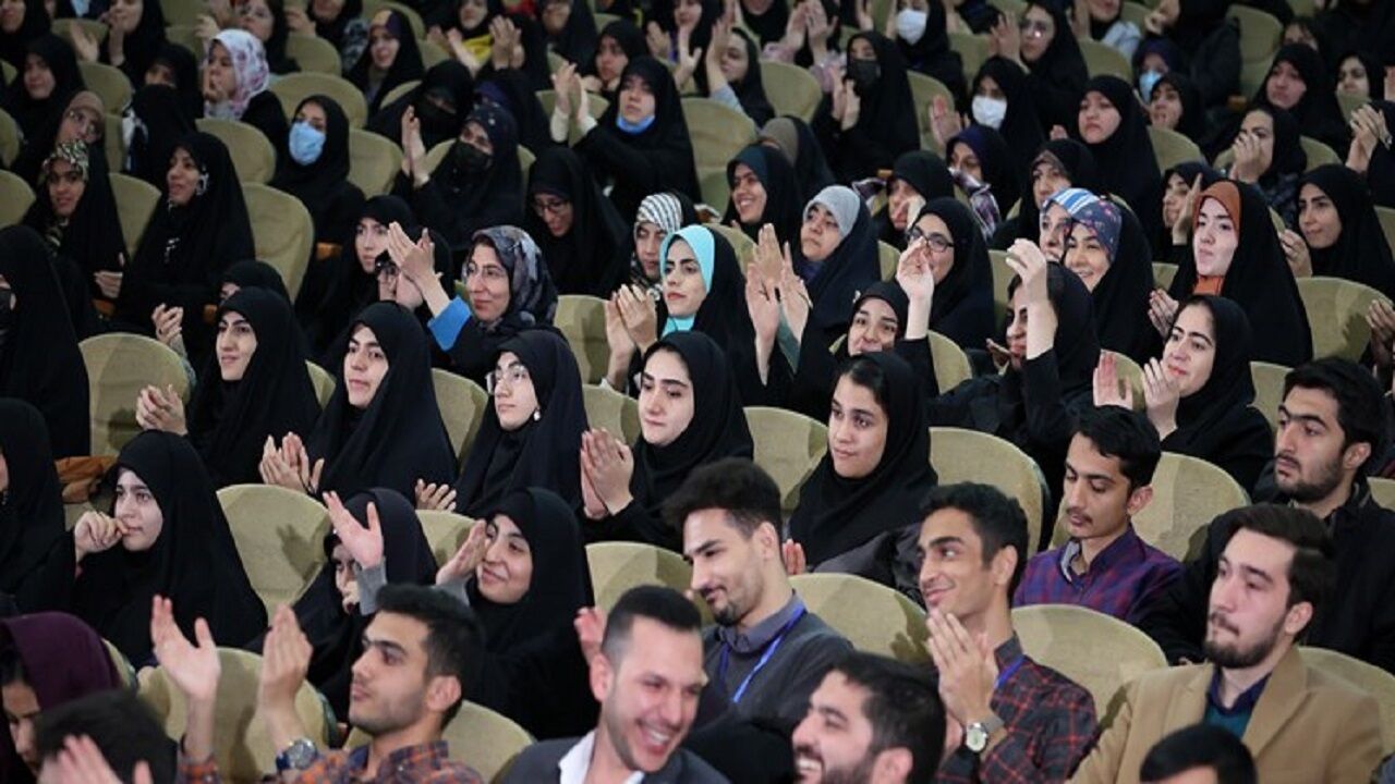 هدیه رییسی به دانشجویان چه بود؟ + عکس هدیه رییسی به دانشجویان چه بود؟ + عکس