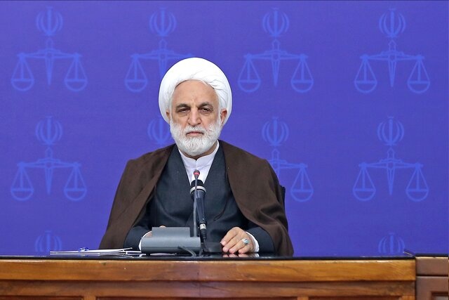 اژهای: چرا در جایی که لازم نبوده جلوی خانواده متهم به او دستبند و پابند زدهاید؟ اژهای: چرا در جایی که لازم نبوده جلوی خانواده متهم به او دستبند و پابند زدهاید؟