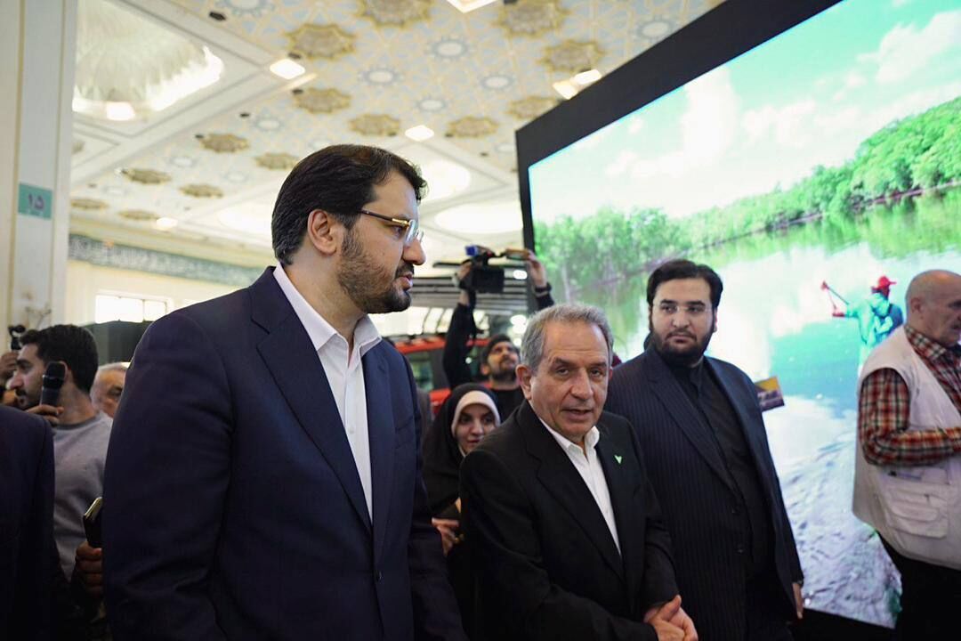 وزیر راه و شهرسازی از محصولات گروه بهمن بازدید کرد وزیر راه و شهرسازی از محصولات گروه بهمن بازدید کرد