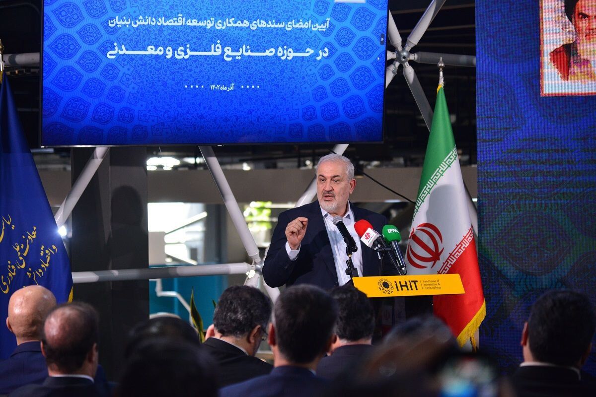 وزیر صمت: فولاد مبارکه در حمایت از دانشبنیانها، حرف را به عمل تبدیل کرد/ سرمایهگذاری ۸۶۰ میلیارد تومانی فولاد مبارکه در ۲۱ پروژه فناورانه وزیر صمت: فولاد مبارکه در حمایت از دانشبنیانها، حرف را به عمل تبدیل کرد/ سرمایهگذاری ۸۶۰ میلیارد تومانی فولاد مبارکه در ۲۱ پروژه فناورانه