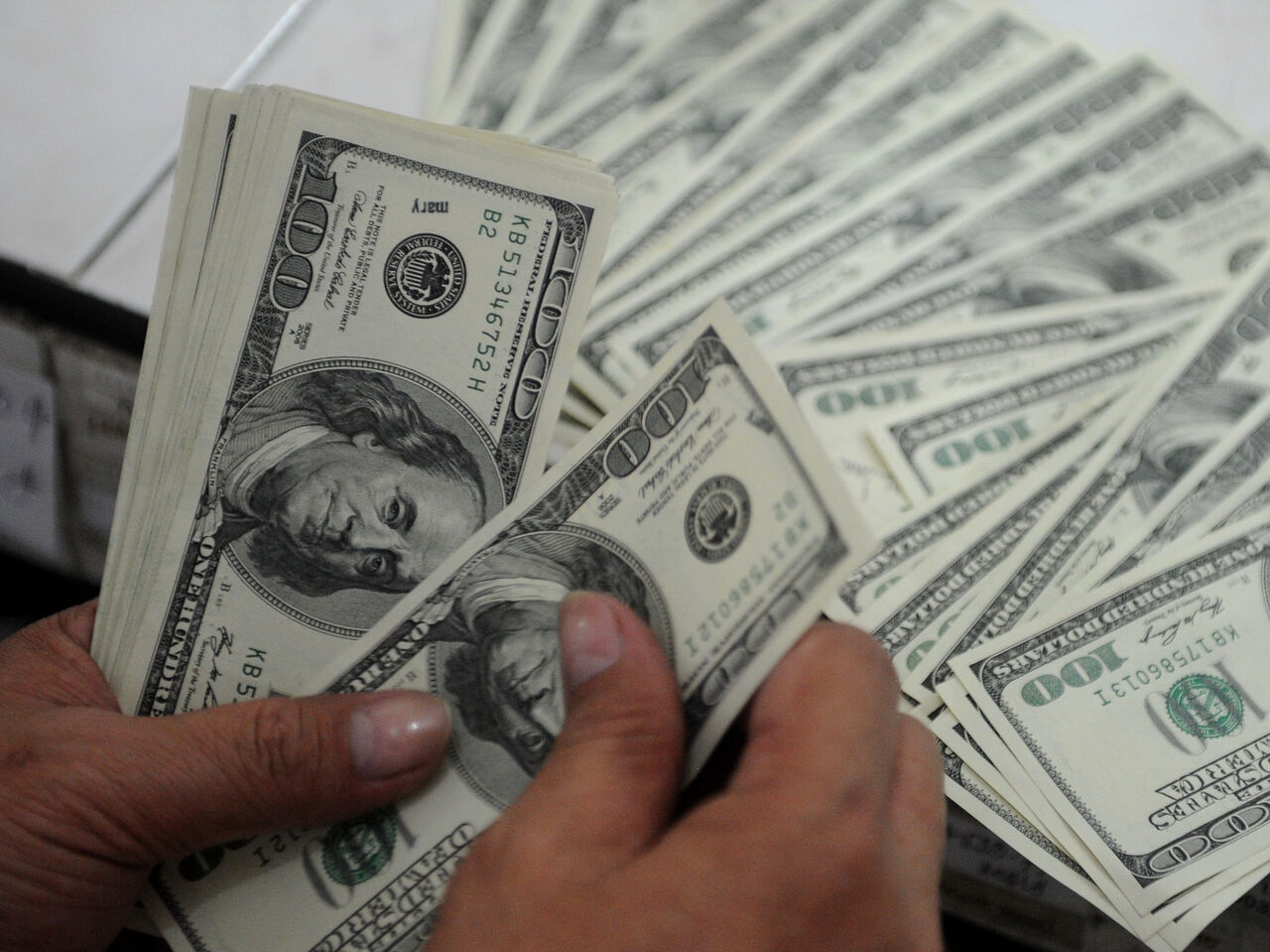 صعود قیمت امروز دلار در بازار سنا  (۹ آذر ۱۴۰۲)
