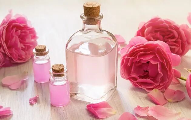 گلاب برای زیبایی و لطافت پوست معجزه می کند گلاب برای زیبایی و لطافت پوست معجزه می کند