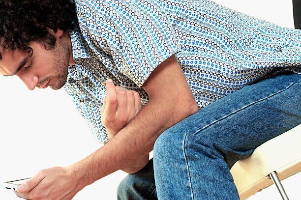 این نوع نشستن شما را بیمار می کند این نوع نشستن شما را بیمار می کند