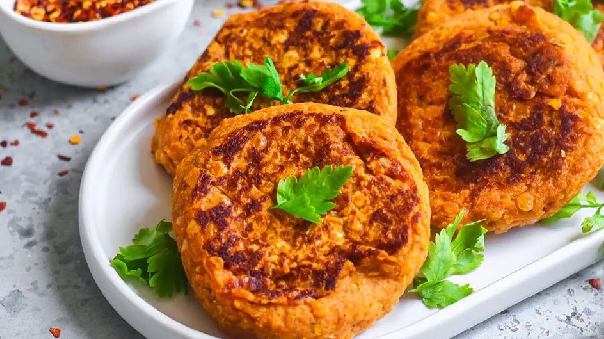 طرز تهیه کتلت عدس قرمز مجلسی با سس ماست طرز تهیه کتلت عدس قرمز مجلسی با سس ماست