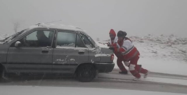 امدادرسانی هلالاحمر زنجان به گرفتاران در راه امدادرسانی هلالاحمر زنجان به گرفتاران در راه