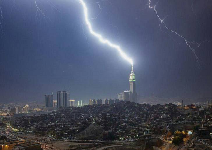 برخورد صاعقه به بام یک خانه در شهر سنندج کردستان
