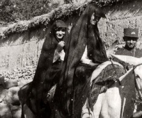گشت و گذار دختران جوان در تهران ۱۰۰ سال قبل + عکس گشت و گذار دختران جوان در تهران ۱۰۰ سال قبل + عکس