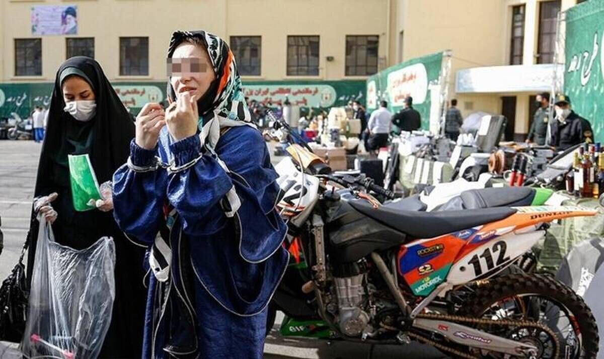 دستگیری زنی که با موتورسیکلت برقی تریاک توزیع میکرد! دستگیری زنی که با موتورسیکلت برقی تریاک توزیع میکرد!