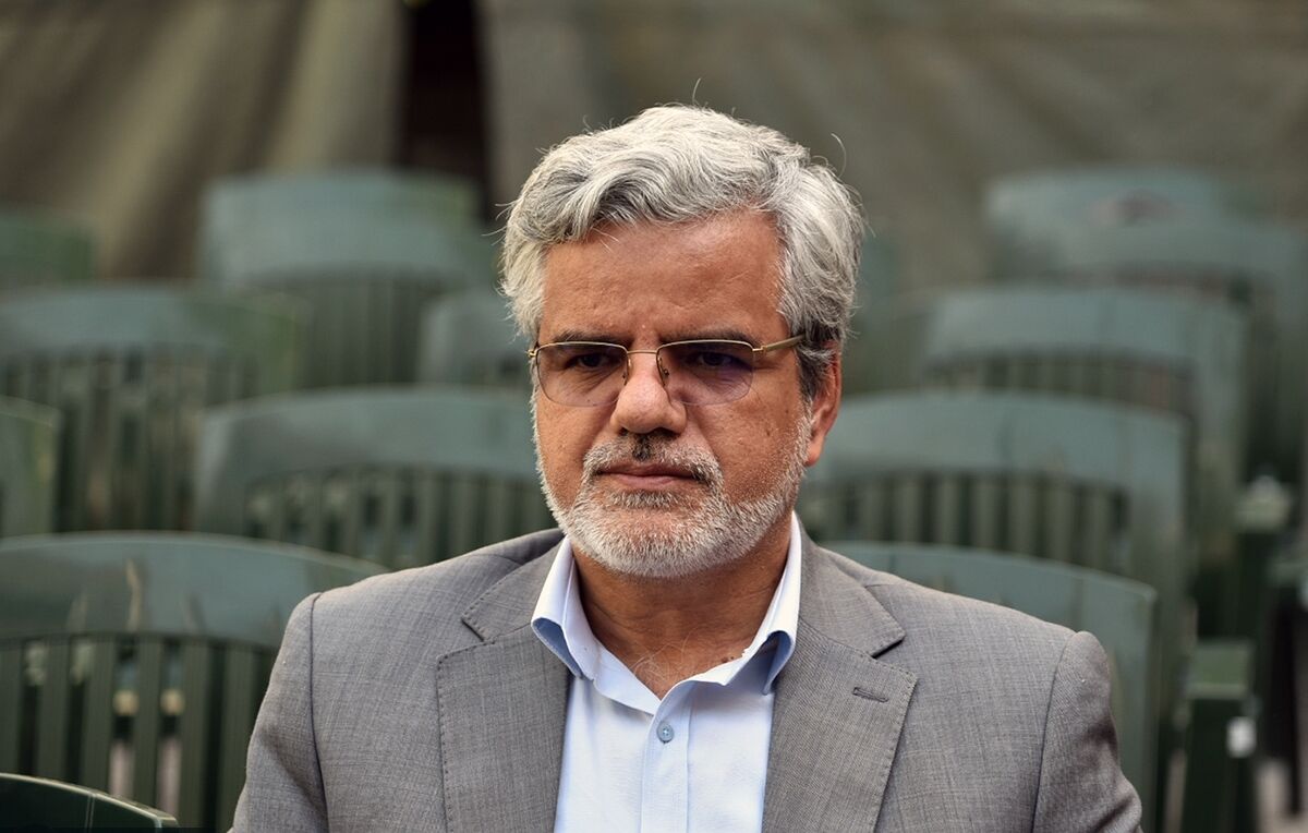 ما دچار یک سردرگمی در سیاست داخلی و خارجی هستیم ما دچار یک سردرگمی در سیاست داخلی و خارجی هستیم