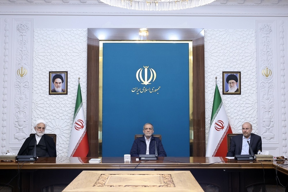 تحلیل زبان بدن مسعود پزشکیان در نشست سران سه قوه/ پیامهای نهفته در میان بحران اقتصادی تحلیل زبان بدن مسعود پزشکیان در نشست سران سه قوه/ پیامهای نهفته در میان بحران اقتصادی