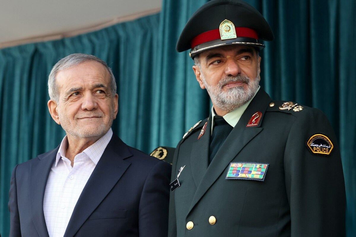 عکسی از پزشکیان و سردار رادان در دانشگاه علوم انتظامی عکسی از پزشکیان و سردار رادان در دانشگاه علوم انتظامی