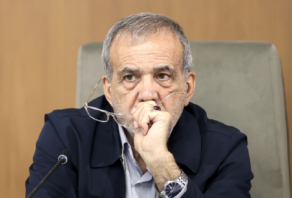 انتقاد تند روزنامه هم میهن؛ دیگر کسی برای راه رفتن قیصری پزشکیان دلش غش و ضعف نمیرود/ این دولت آنقدر شعار وفاق و دوستی سر داده است که دیگر حتی رویش نمیشود دعوا مرافعه راه بیندازد انتقاد تند روزنامه هم میهن؛ دیگر کسی برای راه رفتن قیصری پزشکیان دلش غش و ضعف نمیرود/ این دولت آنقدر شعار وفاق و دوستی سر داده است که دیگر حتی رویش نمیشود دعوا مرافعه راه بیندازد