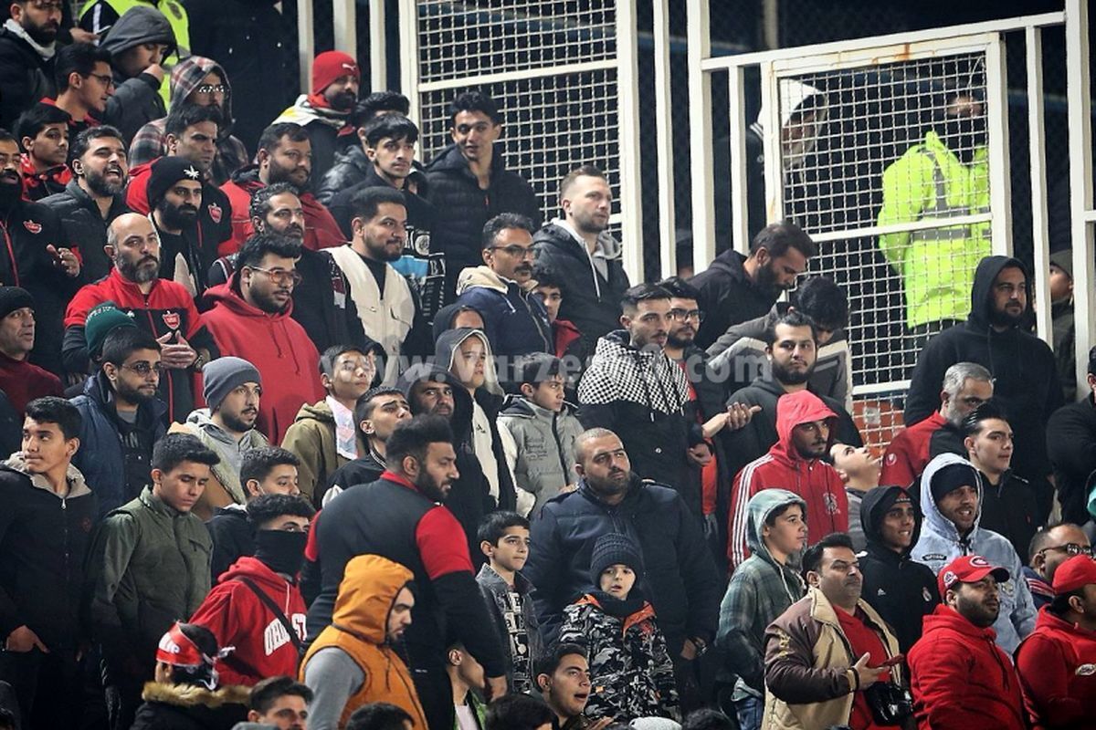 تجمع اعتراضی پرسپولیسیها به خاطر سرمربی جدید تجمع اعتراضی پرسپولیسیها به خاطر سرمربی جدید