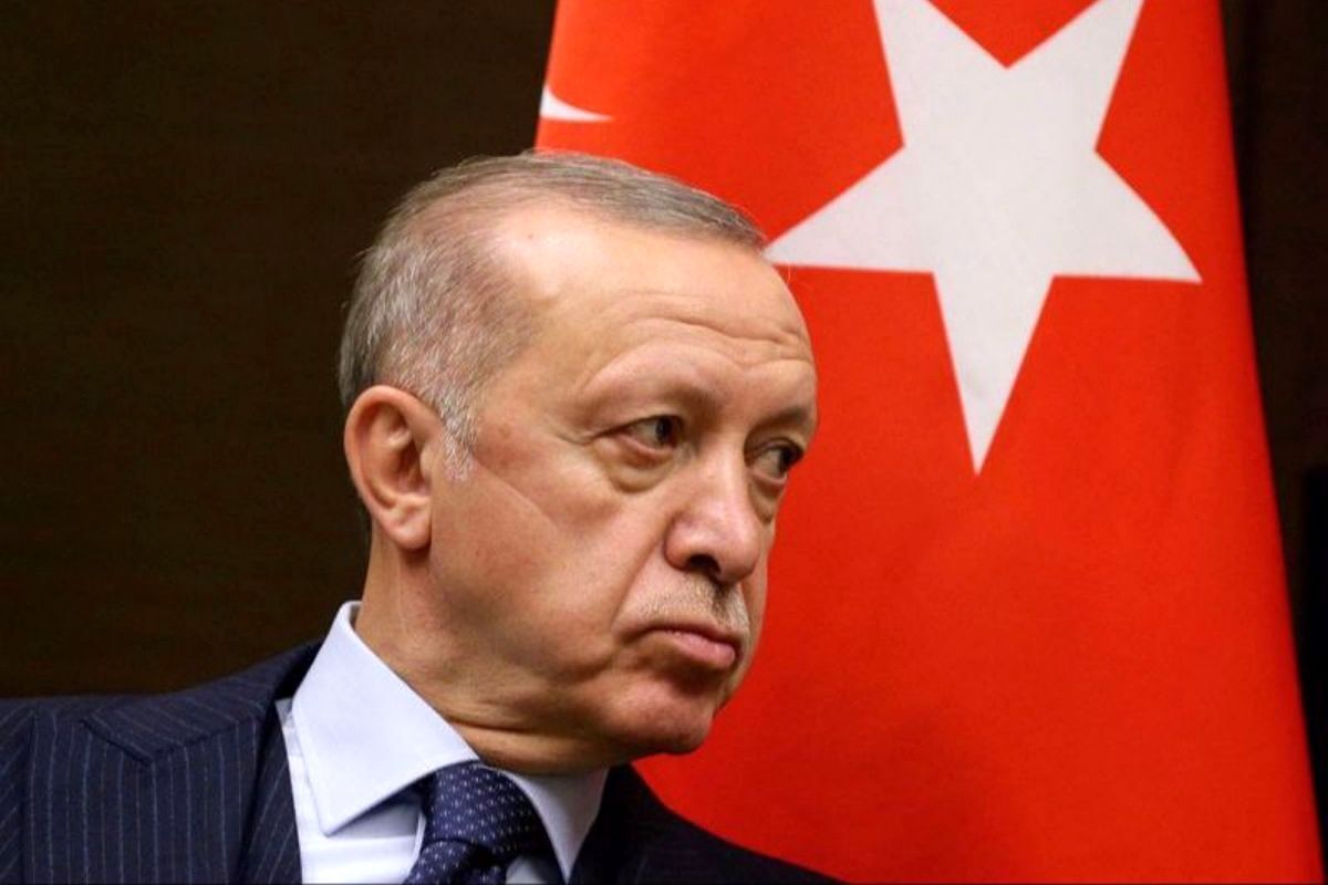 اقدام عجیب اردوغان بعد از بوسیدن دست یک نماینده خانم + فیلم اقدام عجیب اردوغان بعد از بوسیدن دست یک نماینده خانم + فیلم