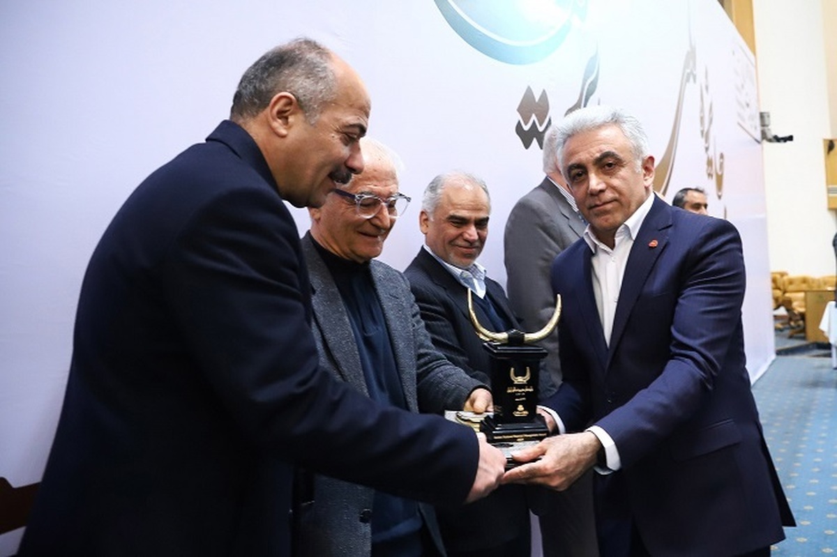 تندیس زرین جایزه ملی مدیریت مالی ایران در سال 1403 به بانک ملت اهدا شد تندیس زرین جایزه ملی مدیریت مالی ایران در سال 1403 به بانک ملت اهدا شد