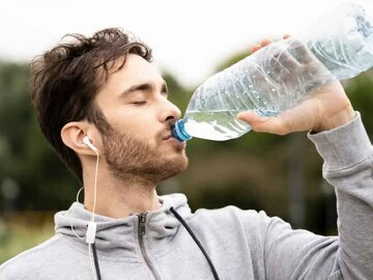 چقدر آب بنوشیم تا لاغر شویم؟ چقدر آب بنوشیم تا لاغر شویم؟