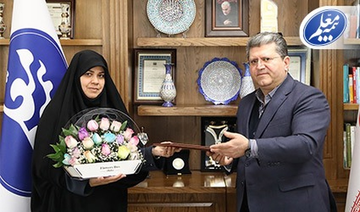 تقدیر مدیرعامل بیمه معلم از بانوان همکار تقدیر مدیرعامل بیمه معلم از بانوان همکار