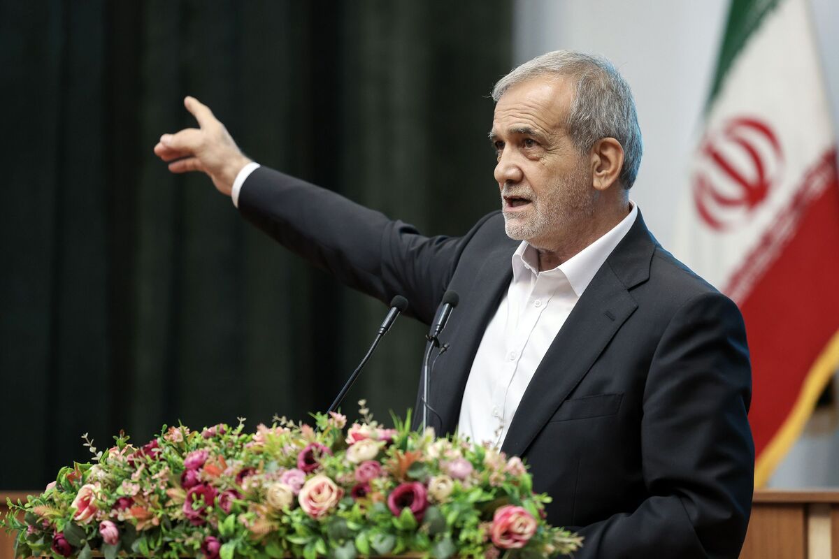 پزشکیان: مملکت برای تمام ایرانیهاست/ با کمک مردم مشکلات حل میشود پزشکیان: مملکت برای تمام ایرانیهاست/ با کمک مردم مشکلات حل میشود