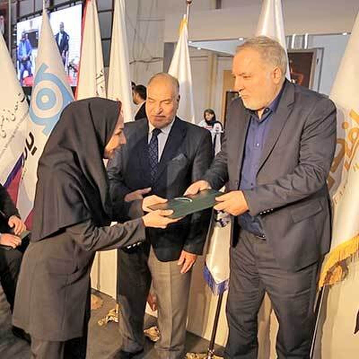 گروه مالی اقتصادنوین غرفه برتر کیش اکسپو 2025 شد گروه مالی اقتصادنوین غرفه برتر کیش اکسپو 2025 شد