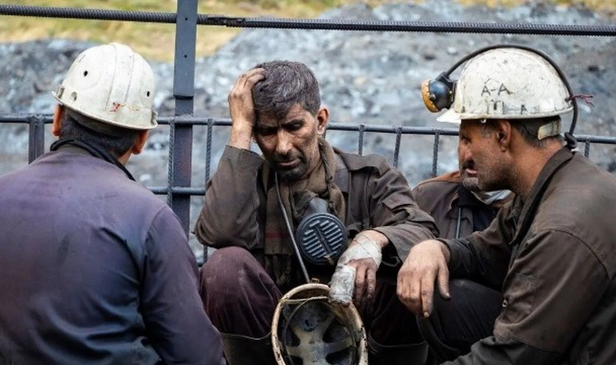 حداقل دستمزد کارگران ۱۴۰۴ چقدر باید باشد؟ حداقل دستمزد کارگران ۱۴۰۴ چقدر باید باشد؟