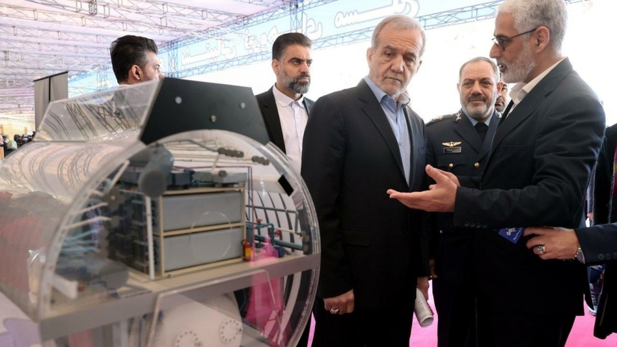 بازدید رئیس جمهور از نمایشگاه توانمندیهای وزارت دفاع بازدید رئیس جمهور از نمایشگاه توانمندیهای وزارت دفاع