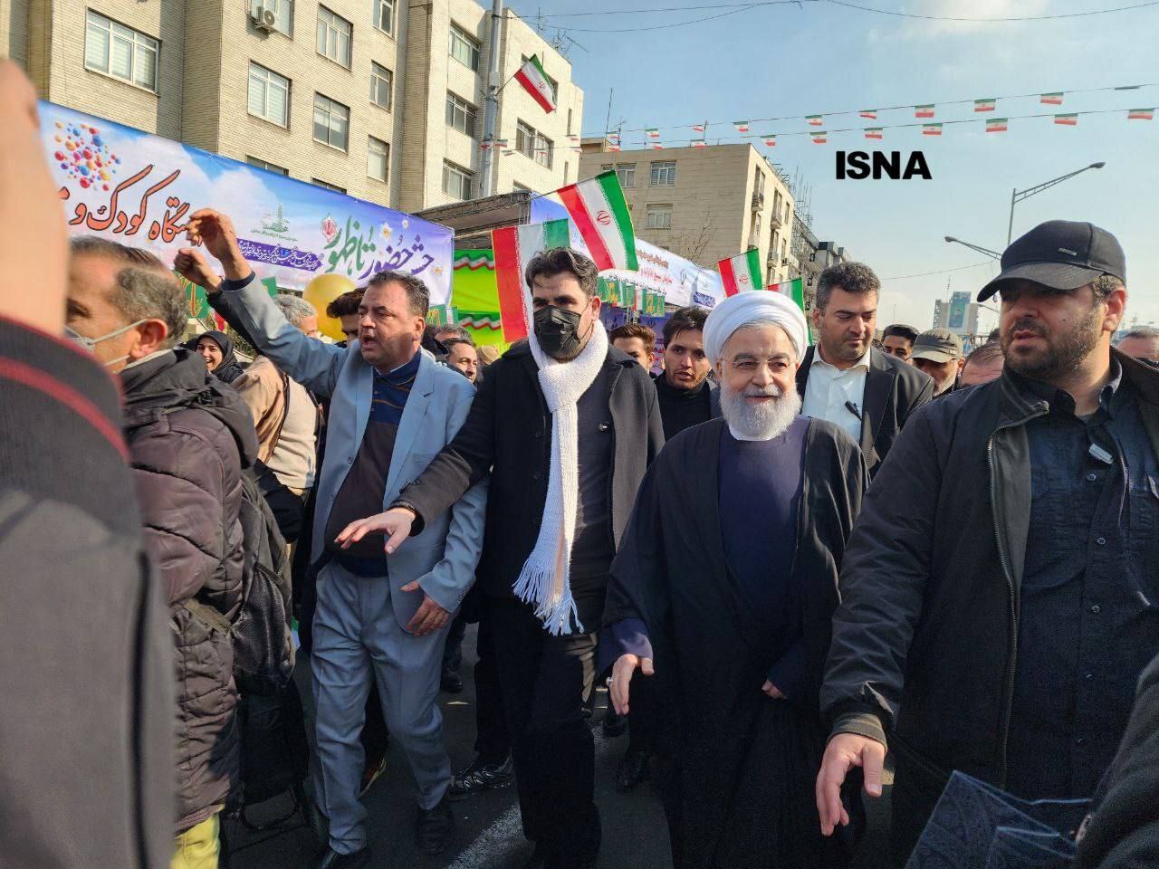 حضور حسن روحانی در میان حاضران در راهپیمایی ۲۲ بهمن + عکس