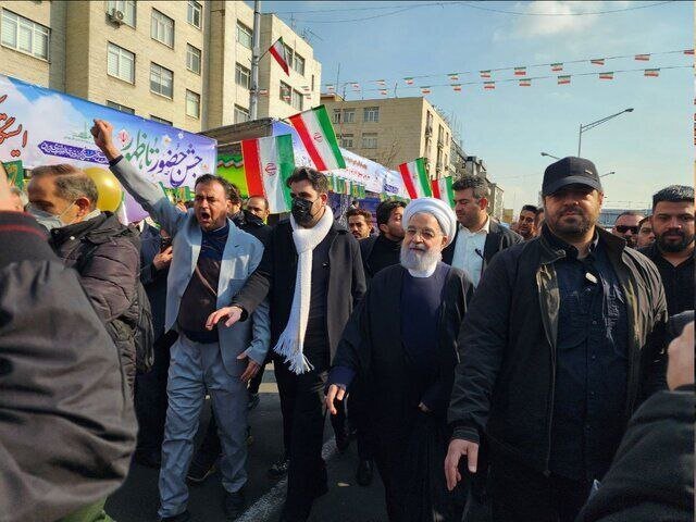 حضور حسن روحانی در میان حاضران در راهپیمایی ۲۲ بهمن + عکس