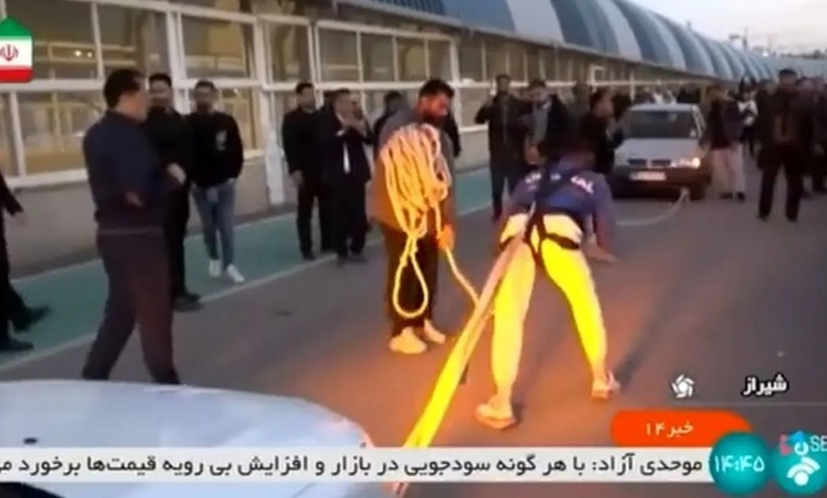 جوان شیرازی رکورد گینس را با کشیدن ۱۶ اتومبیل شکست + فیلم جوان شیرازی رکورد گینس را با کشیدن ۱۶ اتومبیل شکست + فیلم